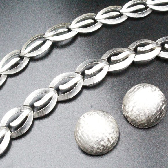 Monet Signed Designer High End Silver Tone Textured Brushed Necklace Set - Picture 4 of 10